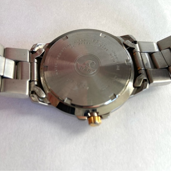 Seiko Men's Watch V742-8119 Two Tone Gold Silver Day Date Quartz Classic Career - Picture 7 of 9